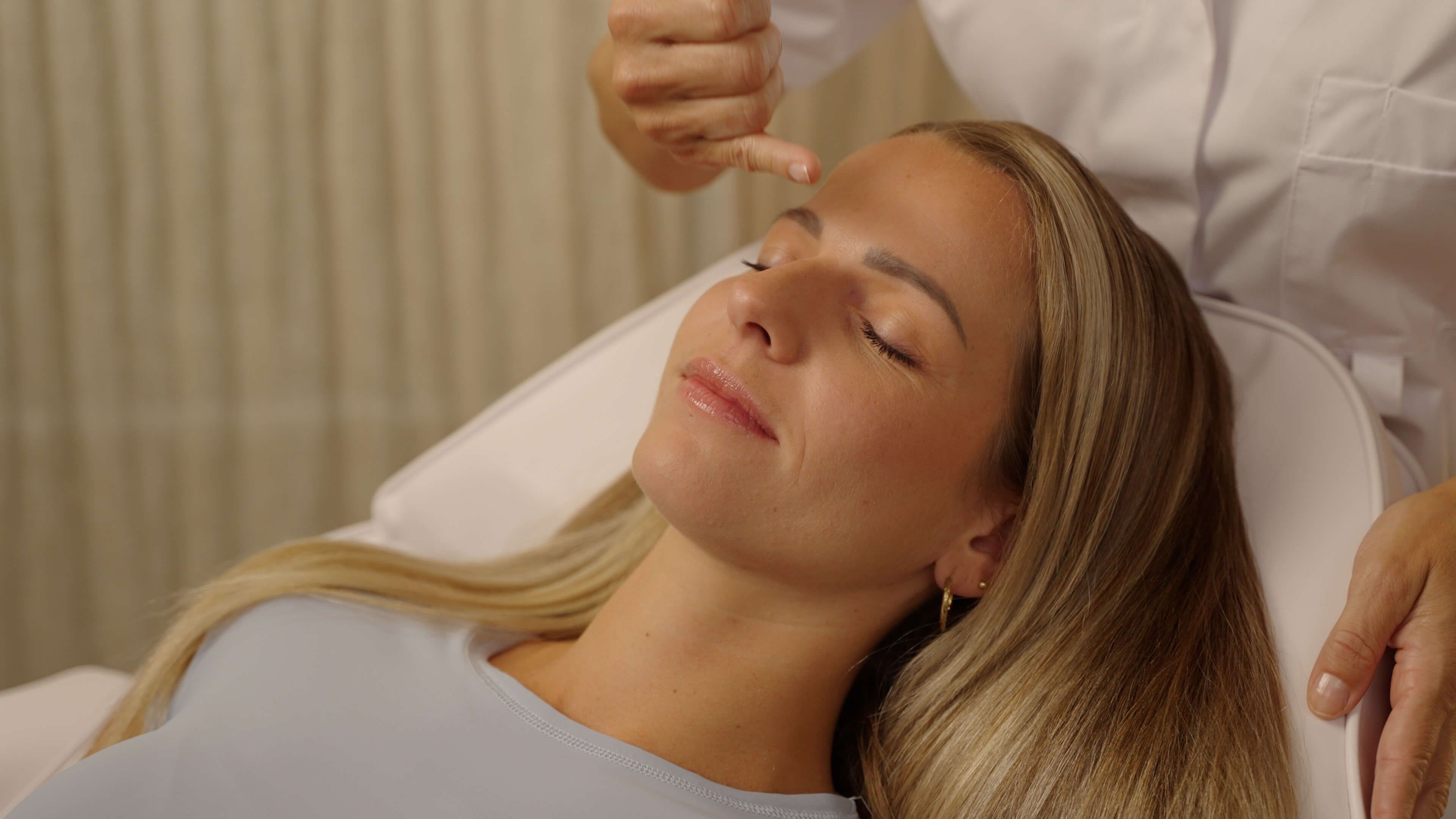 Cliënt ondergaat fillerbehandeling voor neuscorrectie zonder chirurgie bij The Body Clinic