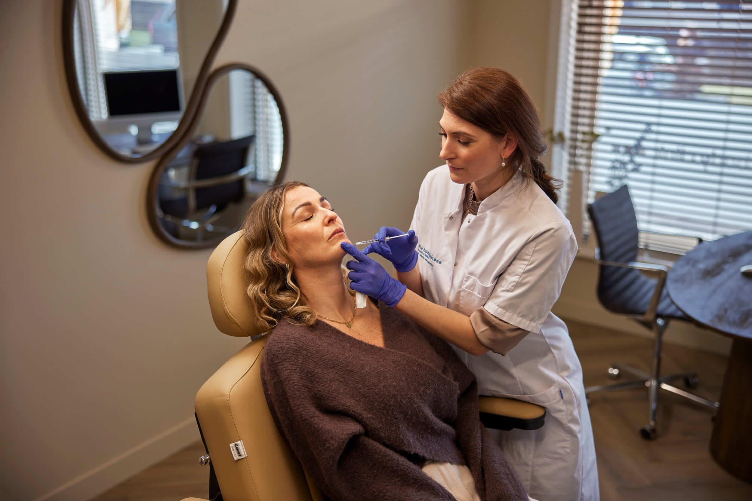 Cosmetisch arts voert botoxbehandeling uit bij client in Utrecht bij The Body Clinic