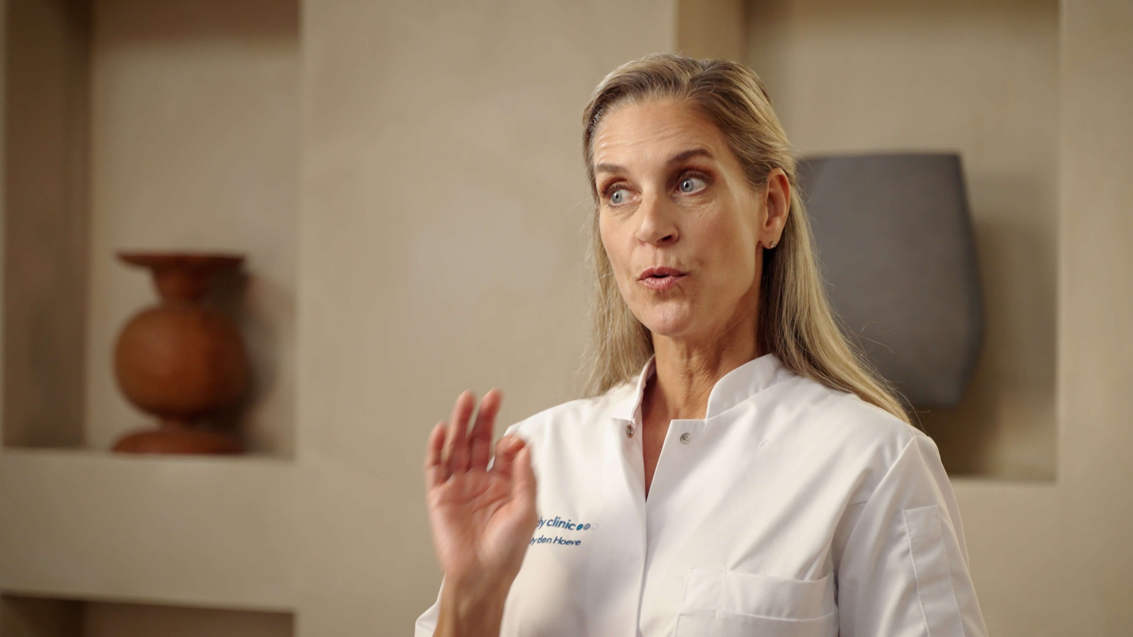 Cosmetisch arts legt PhilArt Eyes behandeling uit in instructievideo bij The Body Clinic