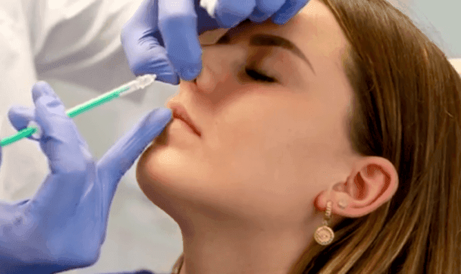 Cosmetisch arts Hugo Ammerlaan voert neuscorrectie met fillers uit bij The Body Clinic