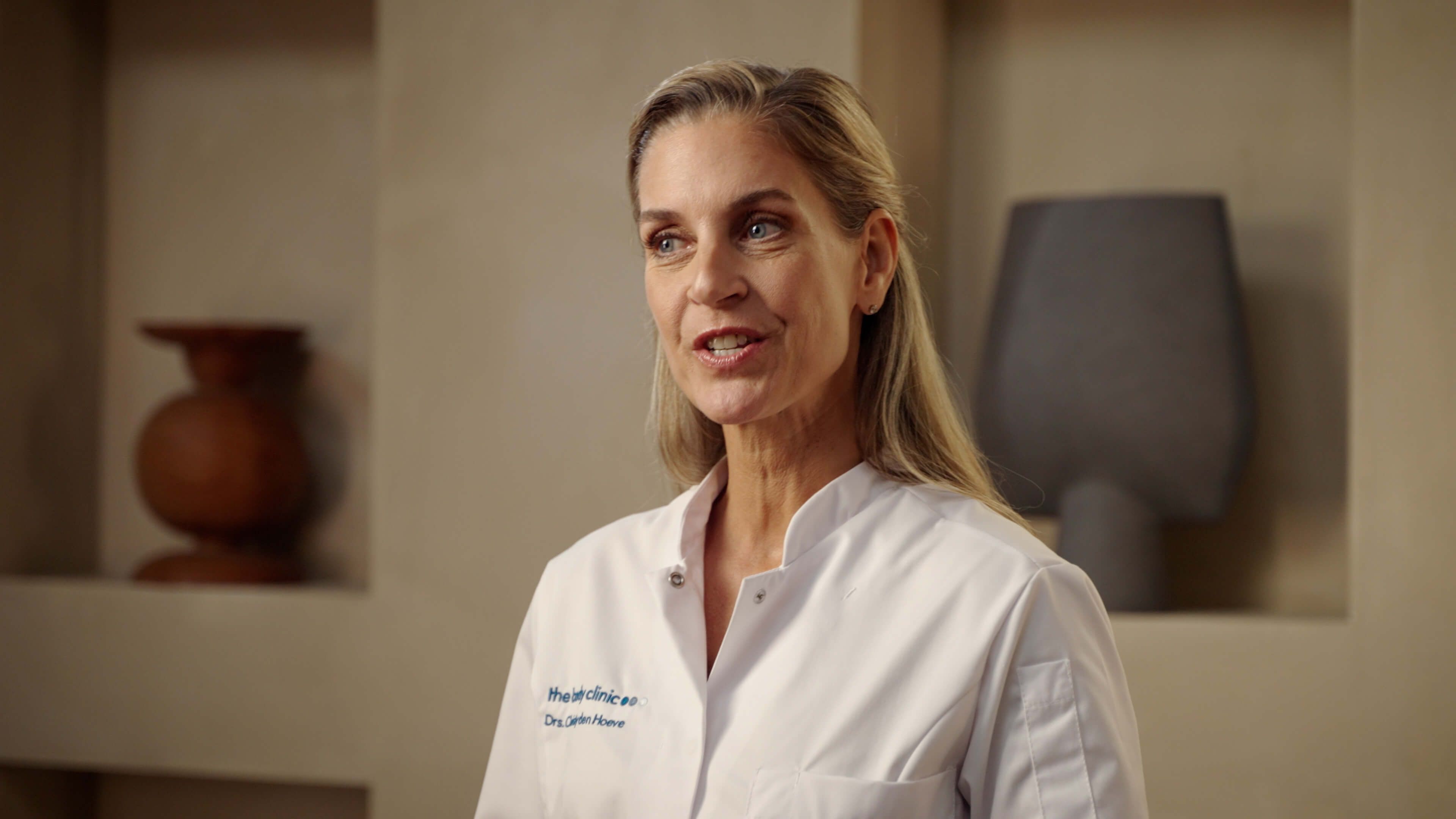 Cosmetisch arts legt Skinboosters behandeling uit in instructievideo bij The Body Clinic