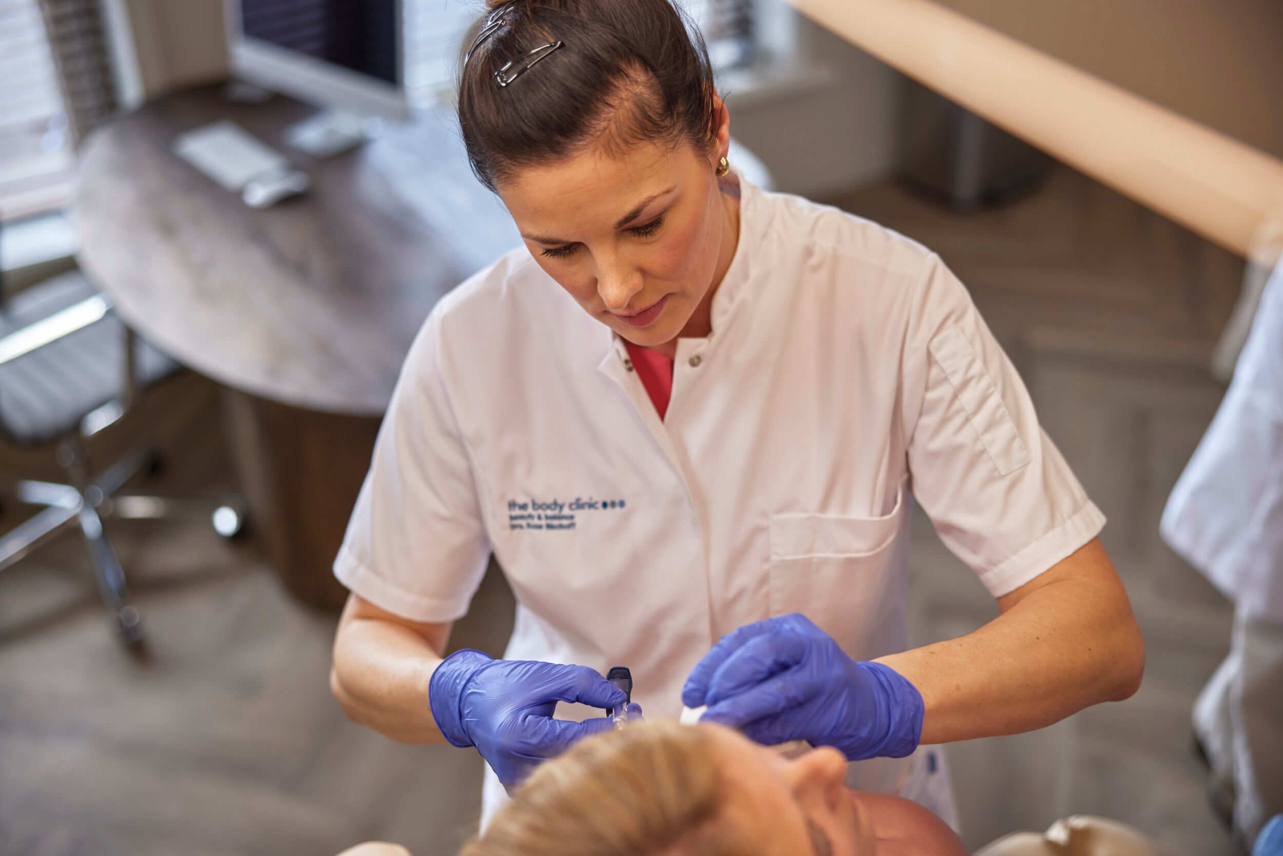 Cosmetisch arts voert NeckTite behandeling met RF-energie uit bij The Body Clinic