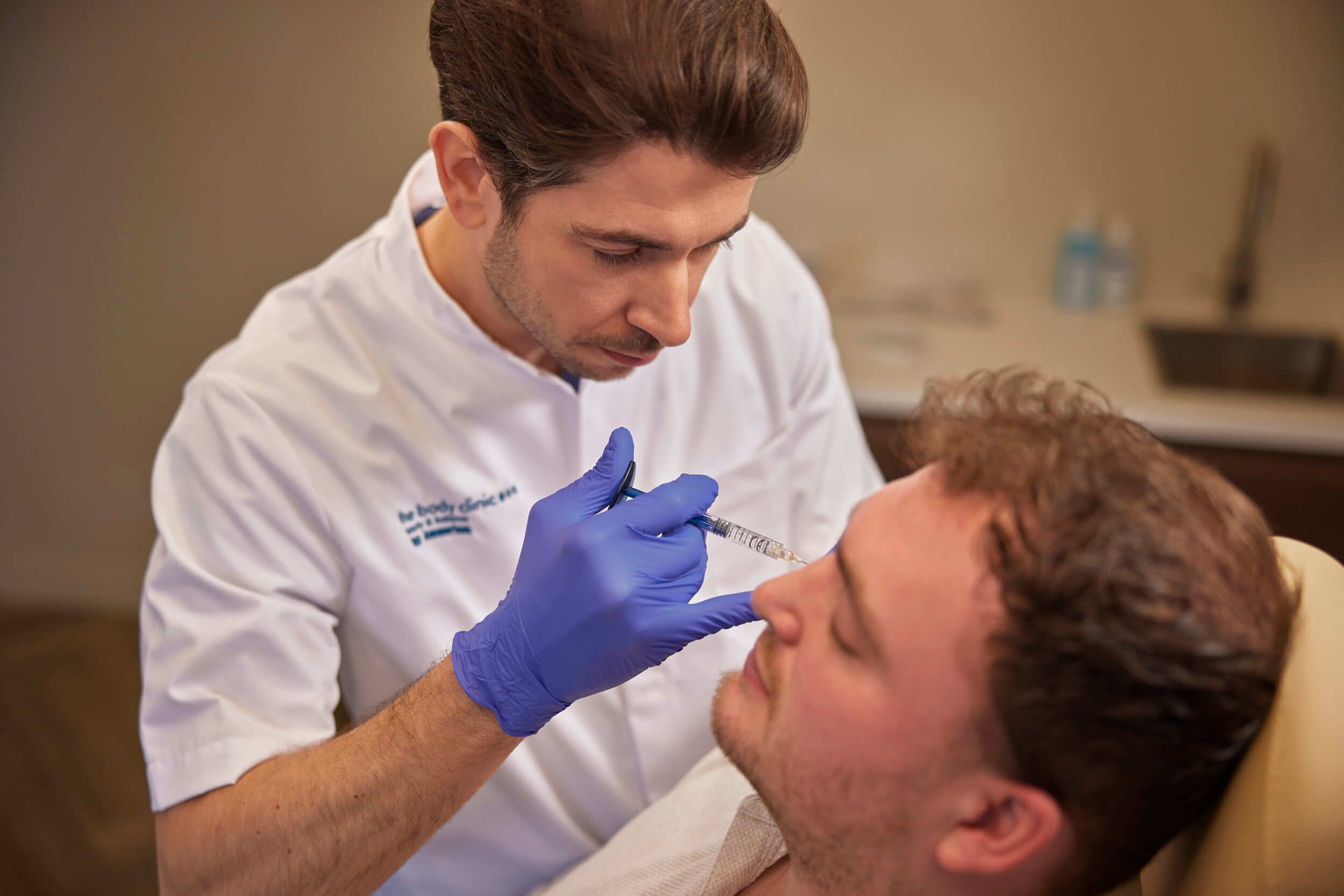 Cosmetisch arts voert fillerbehandeling uit bij client in Duiven bij The Body Clinic